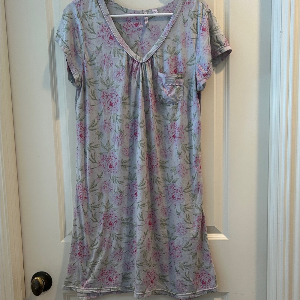 Body Touch Floral Print Nightgown V-Neck Short sleeves so soft w/stretch size L